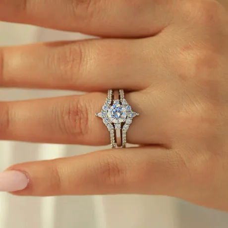 bs5_132_908931599117.jpg Round Cut Three Stone V-Shaped Engagement Ring Set - 图片 1
