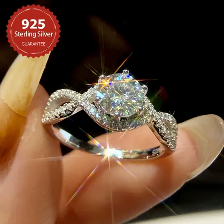 er5_148_1039490128908.jpg Classic Twist Round Cut Pavé Engagement Ring - 图片 1