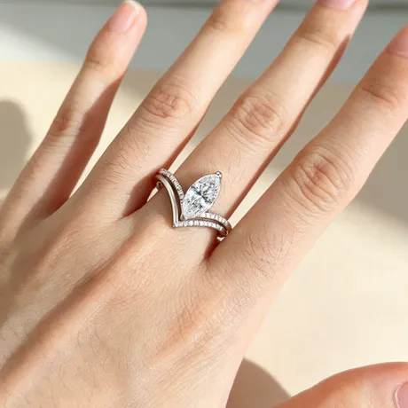 na_298_1061759621524.jpg Parallel Meet Two Tone Bypass Marquise Cut Engagement Ring - 图片 1