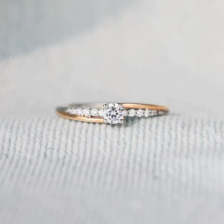 wd8_212_997021454387.jpg Minimalist Two-Tone Round Cut Crossover Engagement Ring - 图片 1