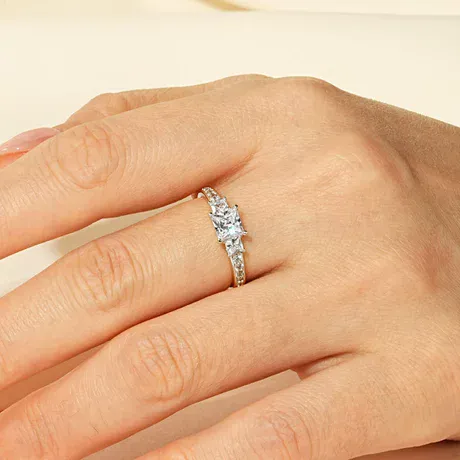 wd9_262_962624213968.jpg Custom Three Stone Princess Cut Engagement Ring - 图片 1
